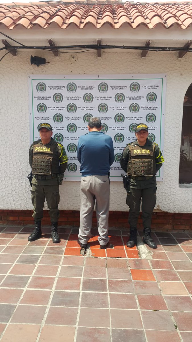 PoliciaNteSder's tweet photo. En la vía Pamplona-Cúcuta en operativos de #RegistroYControl efectivos del grupo #UNCOS de @TransitoPolicia capturaron a una persona por el delito de uso de documento falso https://t.co/QJc1Qsealc