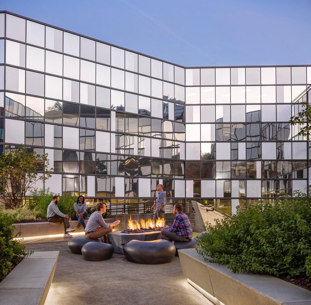 IAarchitects's tweet photo. Turning blank space into a useful, lush attraction 👌🏼🌿 🔥 ❇️ .
The Crossing, Portland.
📷 by Josh Partee.
#iainteriorarchitects #buildingrepositioning #amenityspace #amenitydesign #landscapedesign #thecrossingatfirst #thecrossingportland #portlanddesign #sustainability https://t.co/e7Kidc6CjK