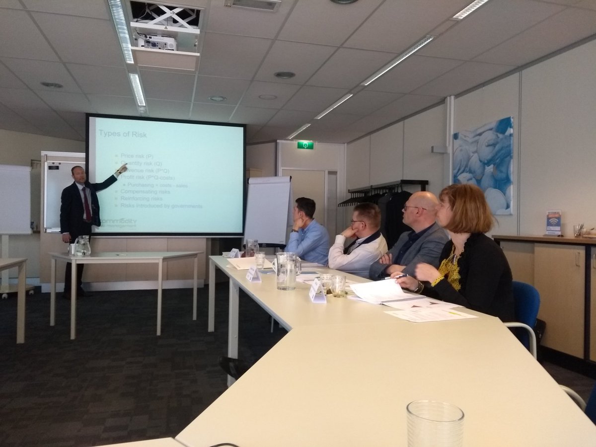 Vabnet's tweet image. Agrarisch bedrijfsadviseurs verdiepen zich vanmiddag in termijnmarkten en risicomanagement. Flink studeren!