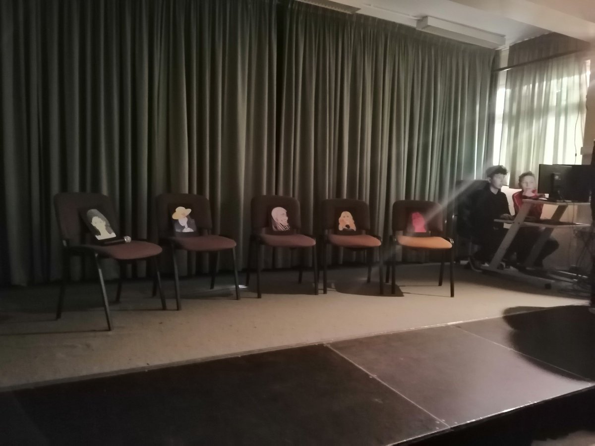 Avui els alumnes de PALIC de l'<a href="/IESJuniper/">IES JUNIPER SERRA</a> han interpretat l'obra Matrioshka  per a commemorar el día de la Dona Treballadora.
Felicitats a tots i totes!