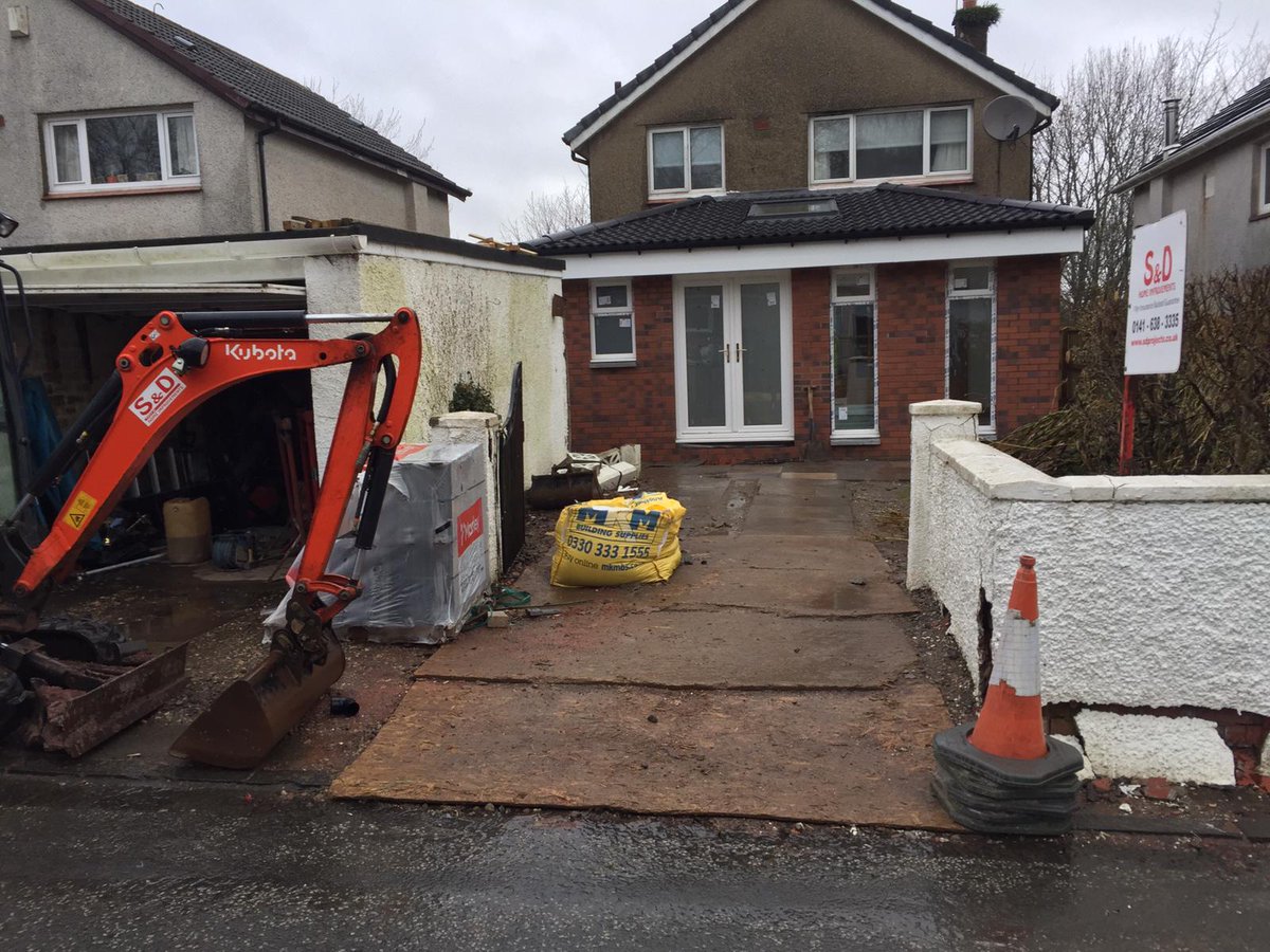 SDProjects's tweet image. Our building and paving squads are hard at work in all weathers.

After the completion of the single storey extension in Newton Mearns, the boys have moved outside.

Keep your eyes peeled for some beautiful after shots!!