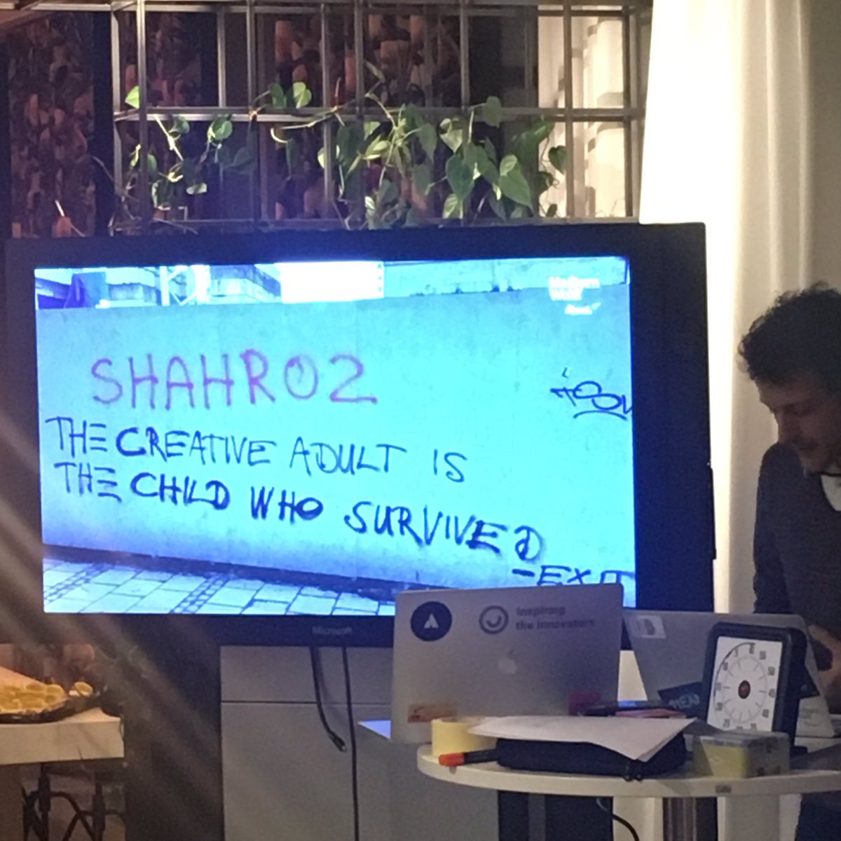 Hahhah, das #dtfrm schließt nahtlos an #gründerberichten von Dienstag im @heimathafenWI mit <a href="/MarcoAdelt/">Dr. Marco Adelt</a> an, der kritisierte daß Lehrer Mittelmaß ausbilden. Hier wird kritisiert, daß in der Schule Kreativität verlernt wird!