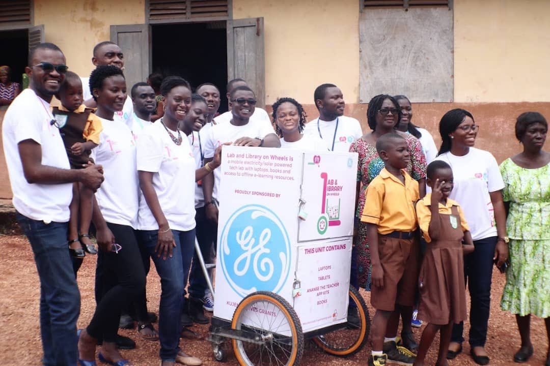 Vinyswan's tweet image. Empowering the next generation of digital innovators! #youngatheartgh  #LabAndLibraryOnWheels