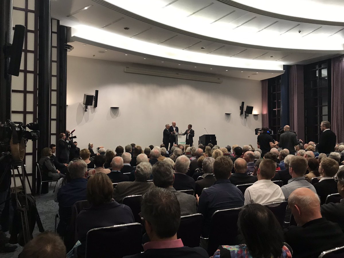 claasrohmeyer's tweet photo. Carsten Sieling will nicht sagen, mit wem er, wenn er könnte, regieren will. #CarstenMeyerHeder sagt klipp und klar: mit mir wird es #rotrotgrün nicht geben! Wir können uns Jamaika 🇯🇲 vorstellen. #HBWahl #CundC #Bremen #CarstenMeyerwer https://t.co/QeZUMPnsci
