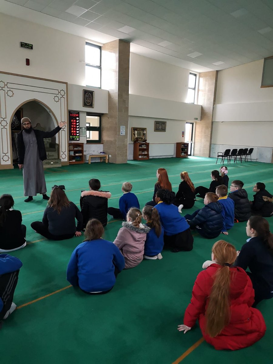 sandaigprimary's tweet photo. Huge thank you to the Lanarkshire Mosque today. P6 learned all about the features of a mosque and how muslims worship. To celebrate World Book day we were told some traditional Muslim stories too! The children loved it! #worldreligions #respect #WorldBookDay2018 #bookseverywhere https://t.co/W3NvK5oKFF