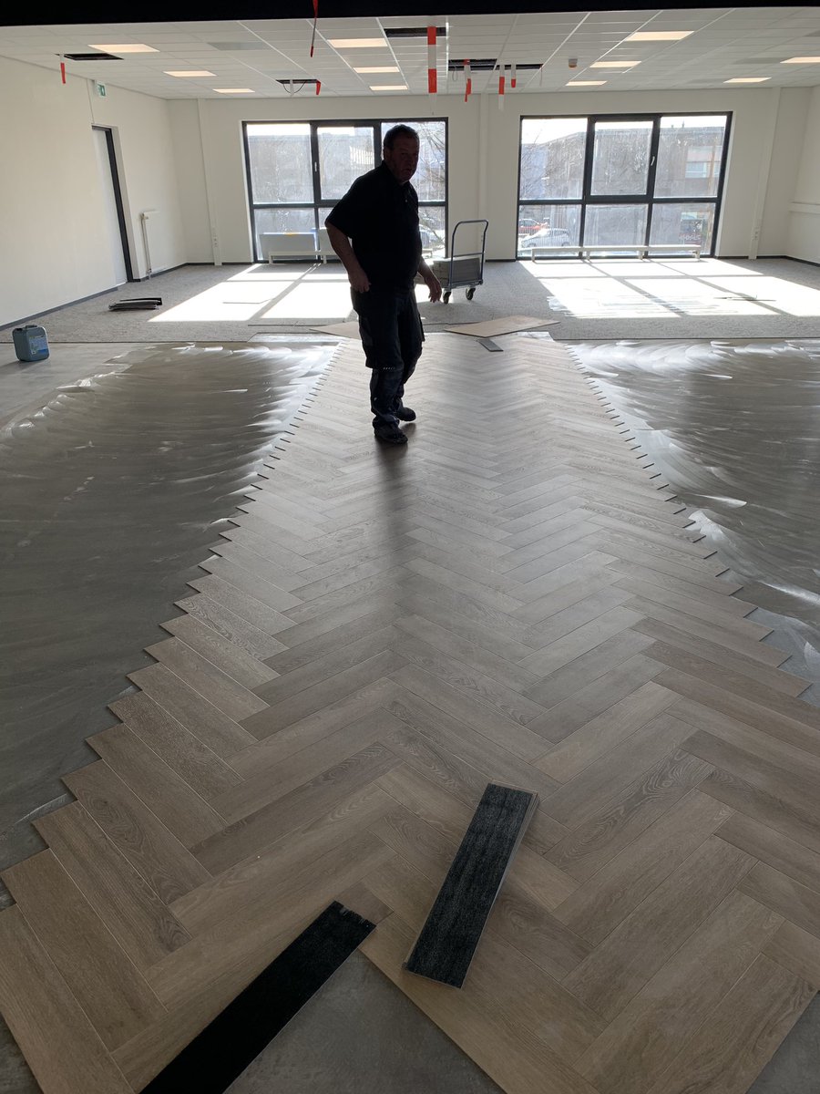 CANconcepts's tweet image. #uniglobe project in volle uitvoering. Schitterende pvc vloer in visgraat voor het travelcafe!! #tretford #interieurdesign #mooi