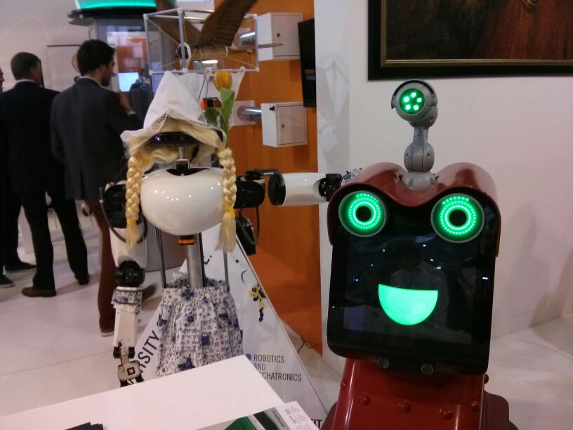 loybeek's tweet image. Uyt den &apos;ouden&apos; doosch: met #zorgrobot AMIGO van @TechUnited verkleed als Frau Antje op de Hannover Messe in 2014 en nog een foto in de Bijenkorf ter promotie voor #RoboCup 2013 in Eindhoven.