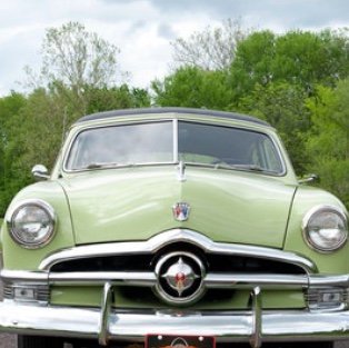 PlayMakeModel's tweet photo. Let's celebrate #ThrowbackThursday with these beauties. Think you know cars? #PlayMakeModel #Buick #BuickSuper #Ford #FordCrestliner #Studebaker #GoldenHawk #ClassicCars #CollectibleCars #TBT #VintageCars https://t.co/ySNLoyxEyy