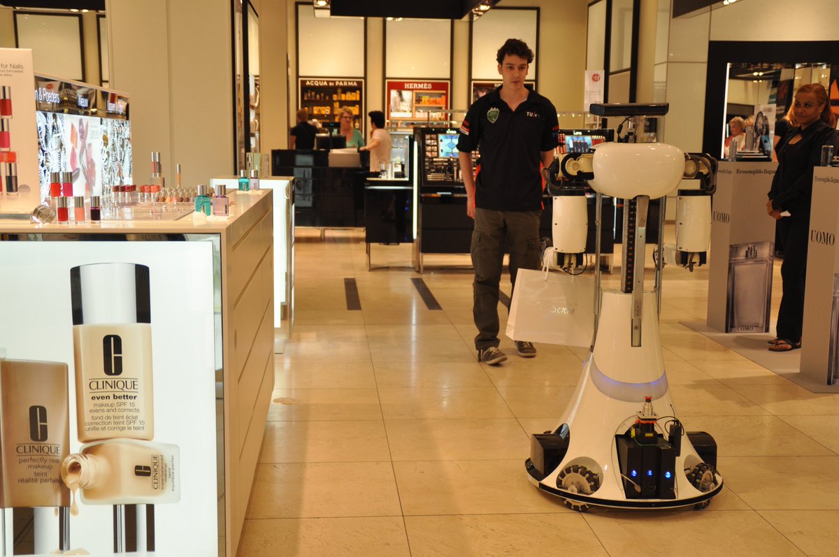 loybeek's tweet image. Uyt den &apos;ouden&apos; doosch: met #zorgrobot AMIGO van @TechUnited verkleed als Frau Antje op de Hannover Messe in 2014 en nog een foto in de Bijenkorf ter promotie voor #RoboCup 2013 in Eindhoven.