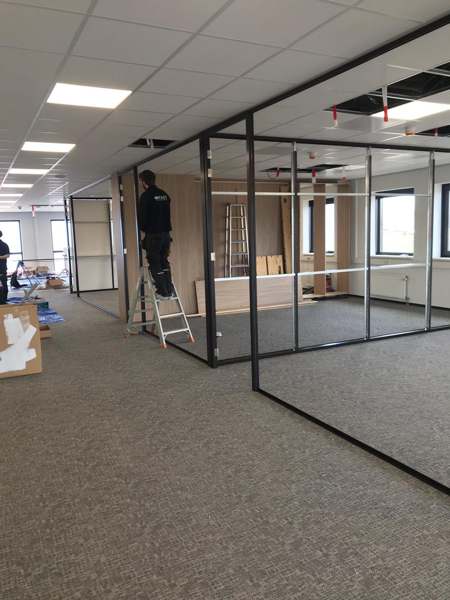 CANconcepts's tweet image. Nog meer uitvoering vandaag op de nieuwe locatie in wateringen van #uniglobewestland. Systeemwanden en maatwerk worden geplaatst.