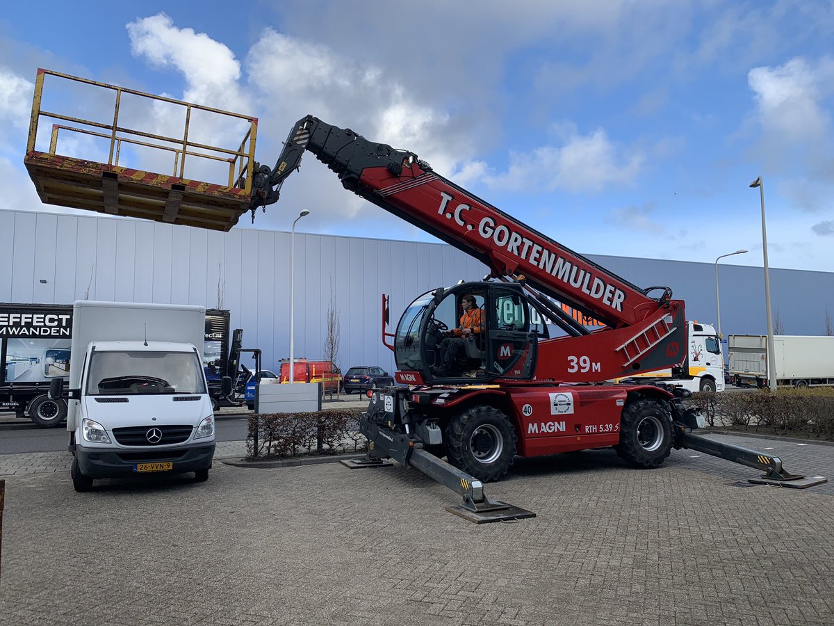 CANconcepts's tweet image. Nog meer uitvoering vandaag op de nieuwe locatie in wateringen van #uniglobewestland. Systeemwanden en maatwerk worden geplaatst.