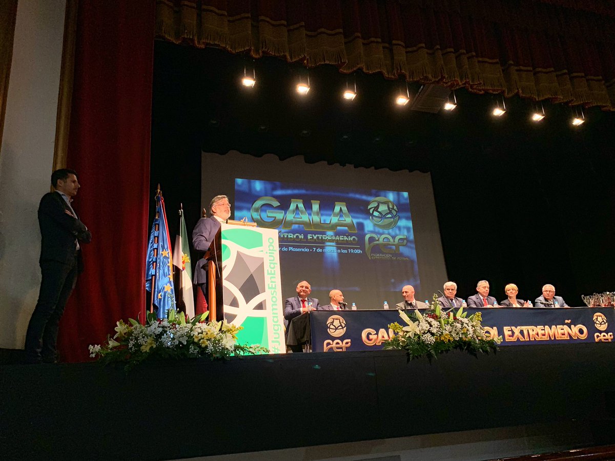 Gala de la <a href="/FedExFutbol/">Fexfutbol</a> en el Teatro Alkázar de #Plasencia @LuisRubiales <a href="/rfef/">RFEF</a>