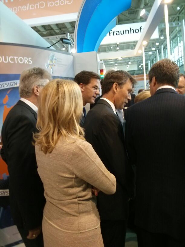 loybeek's tweet image. Uyt den &apos;ouden&apos; doosch: met #zorgrobot AMIGO van @TechUnited verkleed als Frau Antje op de Hannover Messe in 2014 en nog een foto in de Bijenkorf ter promotie voor #RoboCup 2013 in Eindhoven.