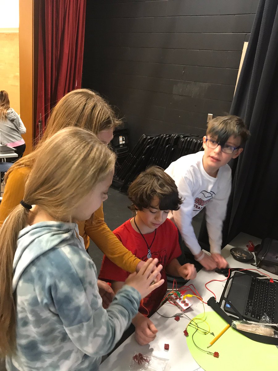 My favorite part of Tech Lab...our student leaders shine while teaching and learning from each other. In action today: Finch Robots and Makey Makey <a href="/RooseveltD64/">RooseveltD64</a>  @ROTechXperts #engaged64