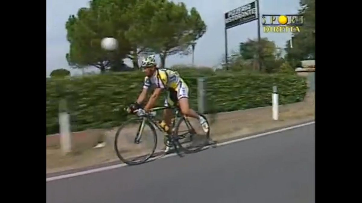 Bielalibre's tweet photo. Ahí tienen a Elio Aggiano. Fue el 1º fugado de la historia de la @StradeBianche

En 2007, primera edición de la carrera (pactado o no) arrancó de salida. Iba con dos tubulares cogidos a los hombros. Al paso del pelotón, se echó a un lado, levantó la bici, y se retiró del ciclismo https://t.co/OOmrMDPH6E