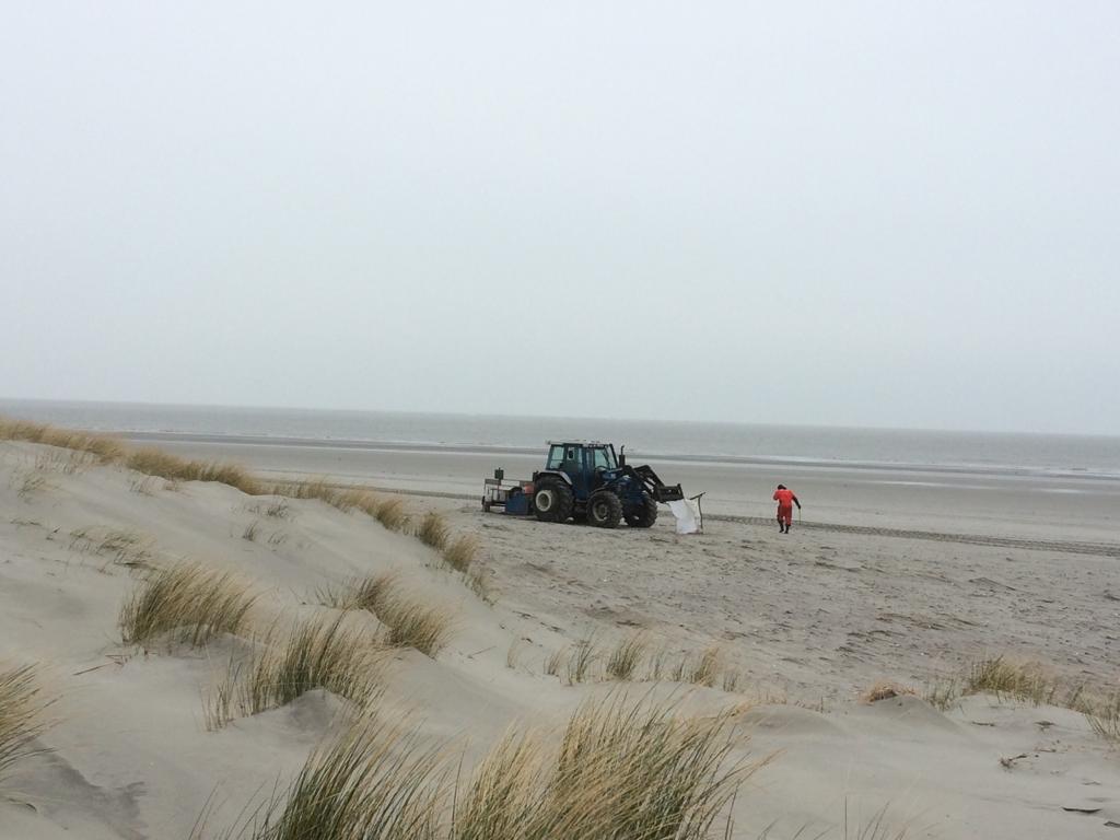 RWS_NN's tweet photo. De opruimactie op de #Rottums is zojuist afgerond. Op de drie eilanden hebben we samen met @staatsbosbeheer en de Waddenunit van @minlnv in totaal 20 bigbags met afval verzameld. Na het broedseizoen keren we weer terug naar de #Rottums voor nieuwe opruimactie. https://t.co/3g3Af0xGCT