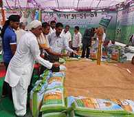 NonyNBansal's tweet photo. 🇮🇳गुरु दीवाना प्रिंस🇮🇳
#DSSStepsUpForFarmers.
In our country. suicides by farmers are common place. In such times. @derasachasauda is giving hope and support to the farmers..! https://t.co/06VIr8rEqu