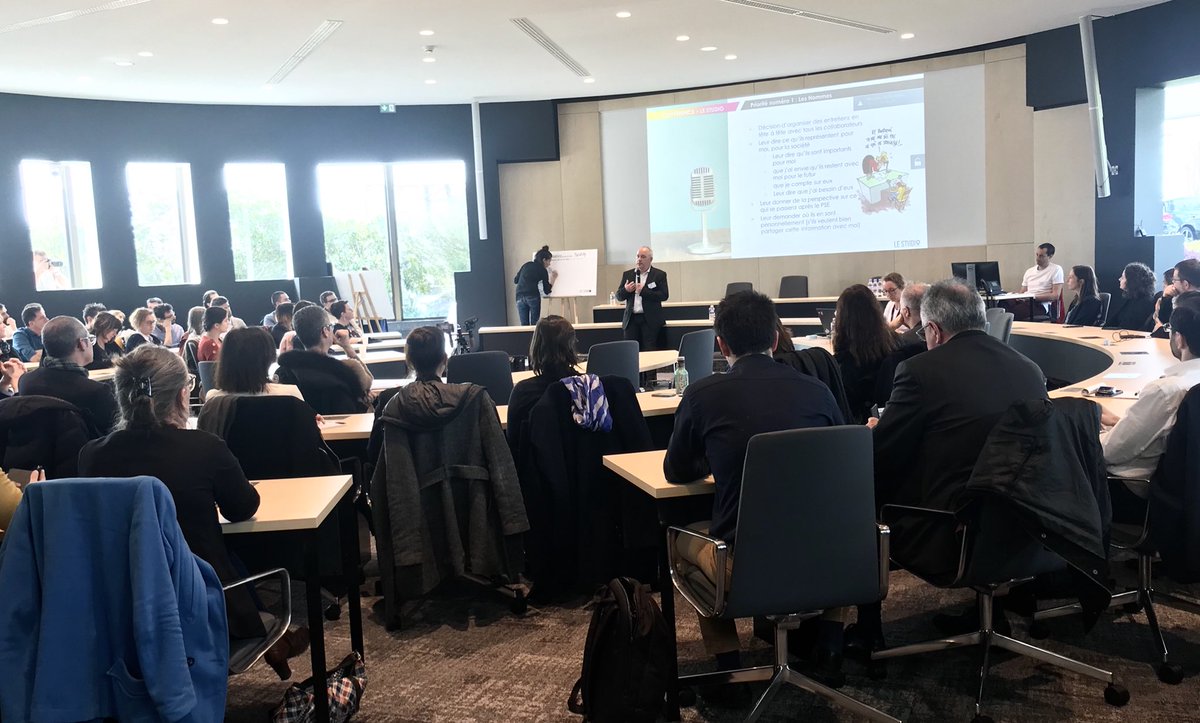 WeAreArkea's tweet image. 📍[LE STUDIO] Plus de 30 conférences (15/30min) sur des thématiques aussi variées que « @aumaxpourmoi ou l’open innovation » ou encore « Comment rebondir après un plan social ? @PagesJaunes se met à la mode Spotify ».

✅ Qualité des échanges 

#LeStudio #TeamPIO #WeAreArkea