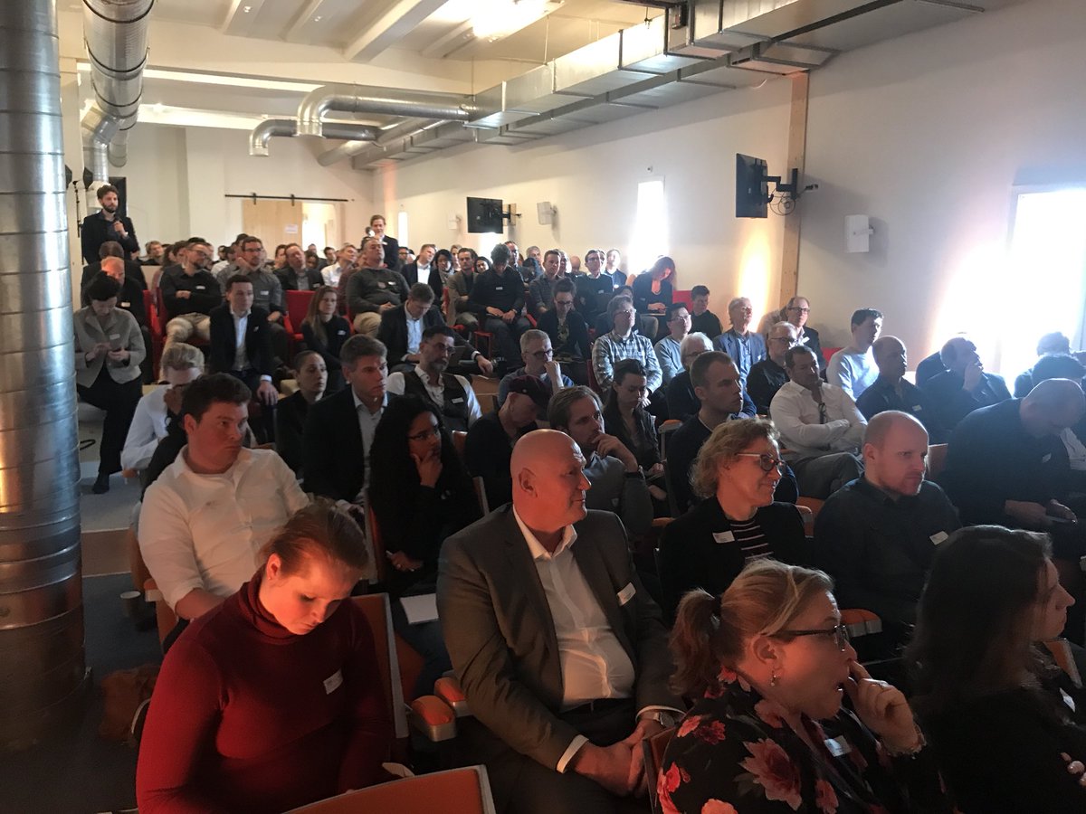 F_Alitou's tweet photo. Nog even knallend afsluiten met @mirkoschaefer van de Utrecht Dataschool! #meetupXL #dgg2020 https://t.co/7ThlEXv2uZ