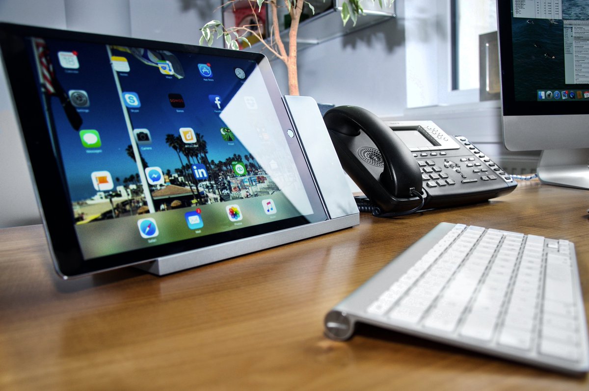 iRoom_at's tweet photo. With your @apple #iPad in the #iTop you have always an eye on the everyday office life. The universal Plug&amp;Play dockingstation supports the iPad  9.7", iPad Pro, iPad Air or iPad Mini with six integrated controlling  touchkeys.
#Luxury #Premium #Apple #Design #Trend #Future #Desk https://t.co/eOnsuFFLho