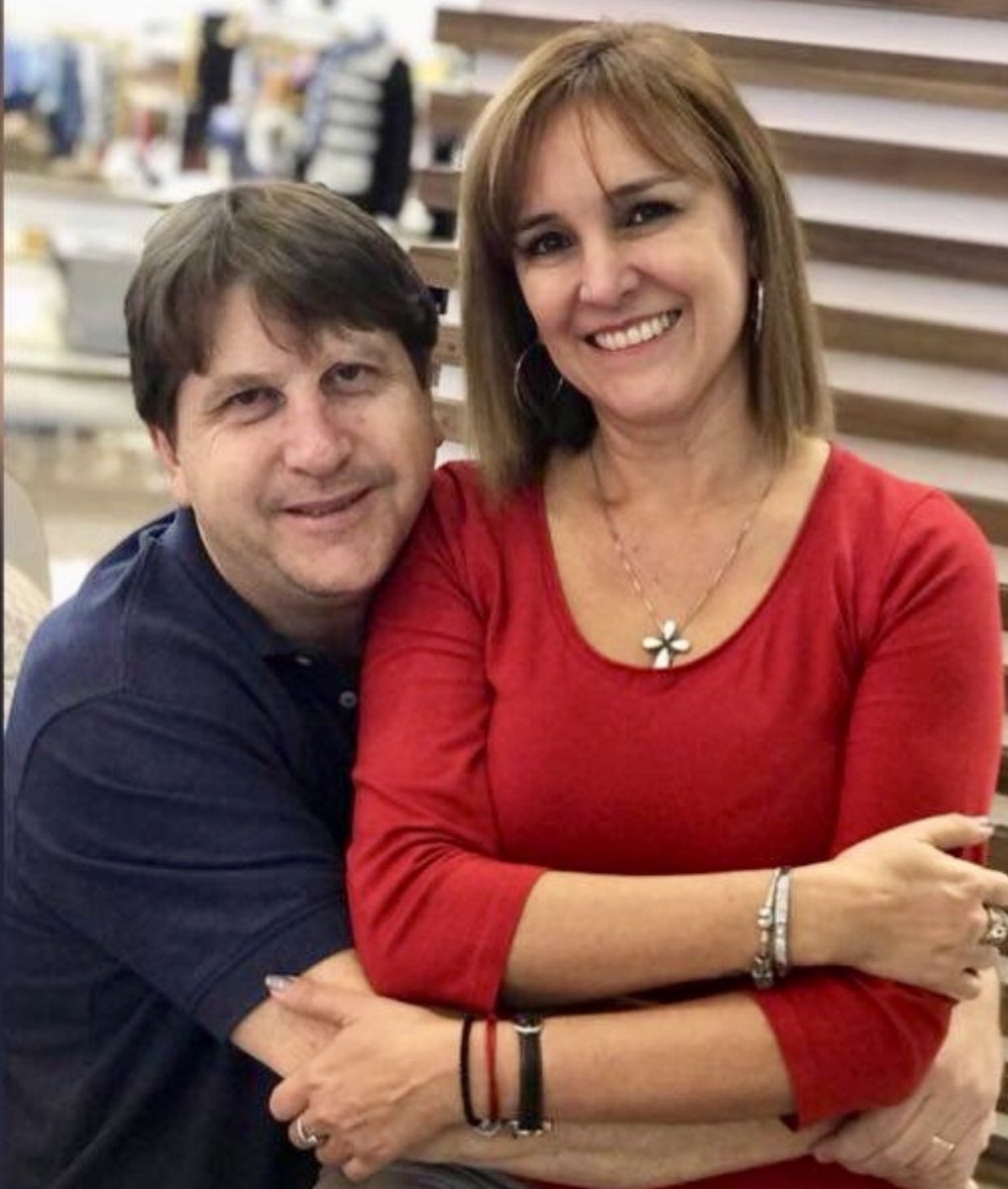 HugoPortilloPY's tweet photo. El hermano del ex mtro Juan Carlo$ López Moreira #JCLM, llamado Julio Enrique, habría sido procesado en USA, hace unos años. 

Por suerte Sarita @sarahcartes le dio una mano. 

Completita la familia...🇵🇾🇵🇾 https://t.co/i0WxmVmDNa