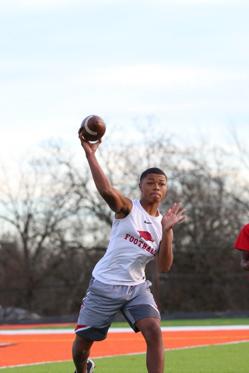 JayMeadors's tweet photo. 🚨QB Individual Period 1:30pm 🚨
SC Elite WR Training 2pm
Grades: 7th - 12th
Cost: $30
Space Is Limited (6 QBs - 16 WRs)
RSVP for Location 501-200-2800
Private and Semi Training Available
#Go2Guys #Go2Gang #DualThreatQBs #QBcollege https://t.co/JP1I4BueOB