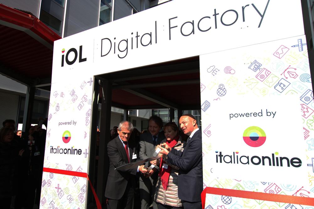 italiaonline_it's tweet photo. #Italiaonline inaugura a Torino la #DigitalFactory, la fabbrica digitale per le PMI. Taglio del nastro con il presidente della @regionepiemonte @SergioChiampa l'assessore regionale @GiannaPentenero l’assessore  @twitorino Alberto Sacco e il CEO Italiaonline @GiacchiRoberto https://t.co/LhqLWB01bi