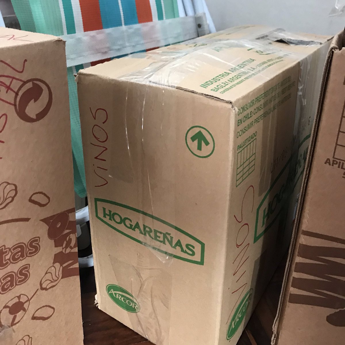 estoyalaire's tweet photo. Qué hay en la caja de Hogareñas? VINO 🍷 Si se llega a perder esa caja rompo todo! #mudanzaON https://t.co/JCa3cX3IwL