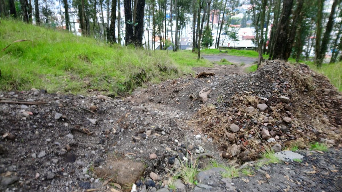 BellaAurora84's tweet photo. @aQUITOdosEc a ver si me pueden explicar porque camiones de @ObrasQuito han sido autorizados a ingresar a la zona de la comuna del Parque Metropolitano a botar escombros. ¡Esto era un sendero de bicicletas! https://t.co/akWD81gNan