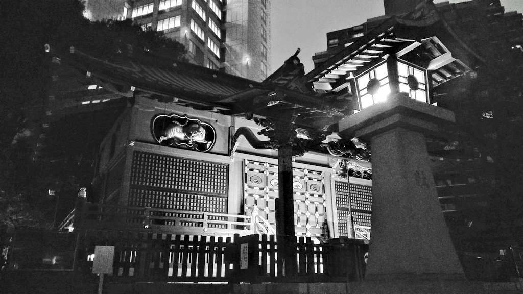 A Rigart Silence At Shrine 夜の神社 静けさ Blackandwhite Blackandwhitephotography Bnw Bnwphotography Monochrome Streetphotography Photography Photo Building Light Tokyo Nightphotography Night Shrine 夜 神社 東京 写真