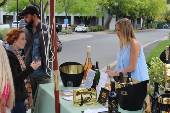 NapaValleyLifeM's tweet photo. Art, Sip &amp; Stroll in Yountville, coming soon (April 27th) Mark your calendars for a day of art, great wine and good times #Artsipandstroll #Yountville #NapaValley #Wine https://t.co/Tffe9jAzPX https://t.co/OTajYhc3tl
