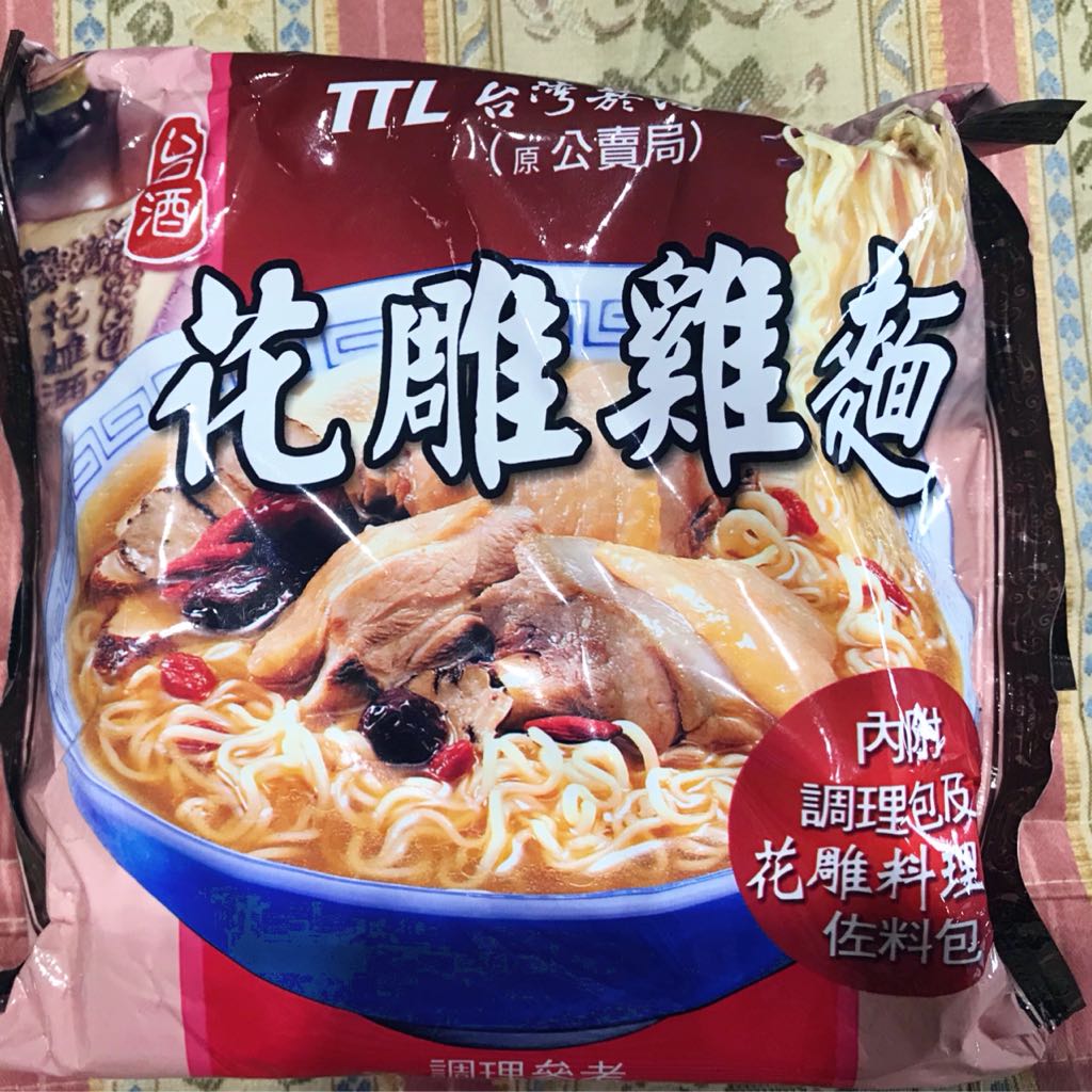 台湾で大人気のインスタントラーメン 花雕鶏麺 が大きな鶏肉と調味酒つきの本格仕様でおいしい 具材の肉がレトルトパウチで Togetter