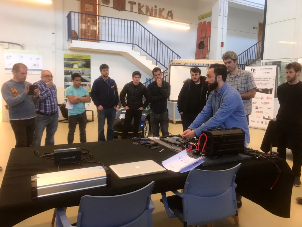 VieleckP's tweet photo. #Briefing de #Alterity para @euskelec en @tknika // @MekaElgoibar eta @MekaMotor Gaur izan dira #euskelec hitzaldian @FPeuskadi #autoelektrikoa #JavierPeña #Automotive https://t.co/PhhNdWKPKR