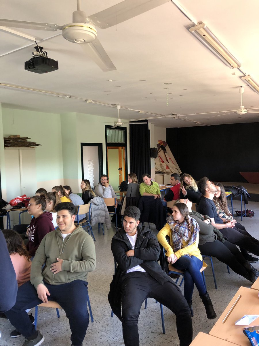 Alumnas del MAES de la @UNEDSevilla  exponiendo su UD en 2º ASCT . Resolución de conflictos