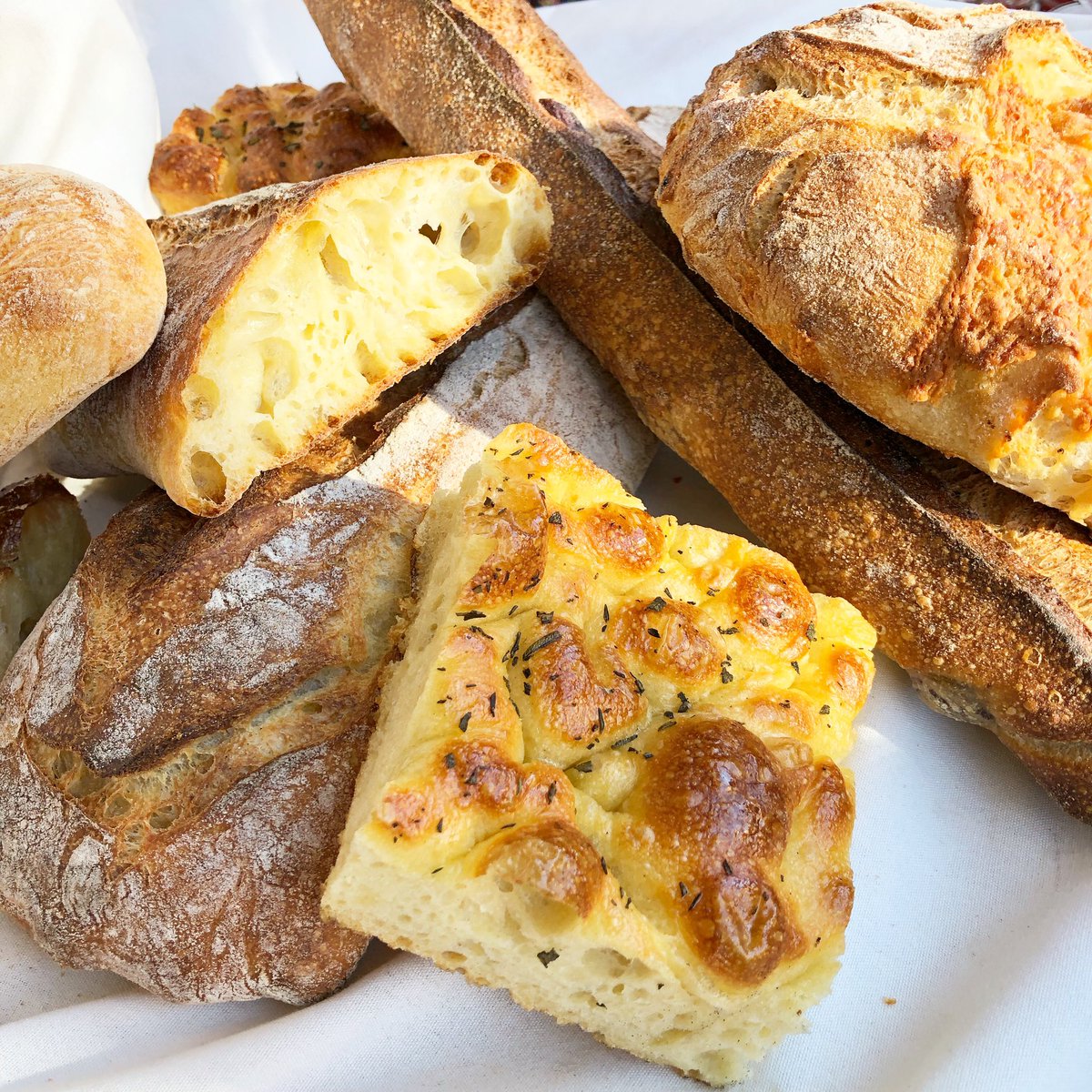 FormaggioSE's tweet photo. N E W ! Gorgeous breads from @7starsbakery. New fluffy focaccia, sliced country pan loaves, olive sticks, tender durum loaves and Vermont cheddar cheese bread. Samples at the register! #greatbread #awholelottaloaf https://t.co/ydMjrV2c7a