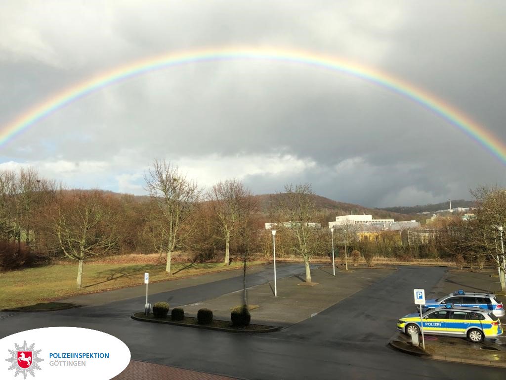 Polizei_GOE's tweet photo. Diesen wunderschönen 🌈Regenbogen🌈 haben wir eben gerade extra für Euch vor unserem Dienstgebäude in #Göttingen-Weende eingefangen 😊! Habt einen schönen Nachmittag! Eure 👮♀️👮♂️ https://t.co/3Sh4x4rppL