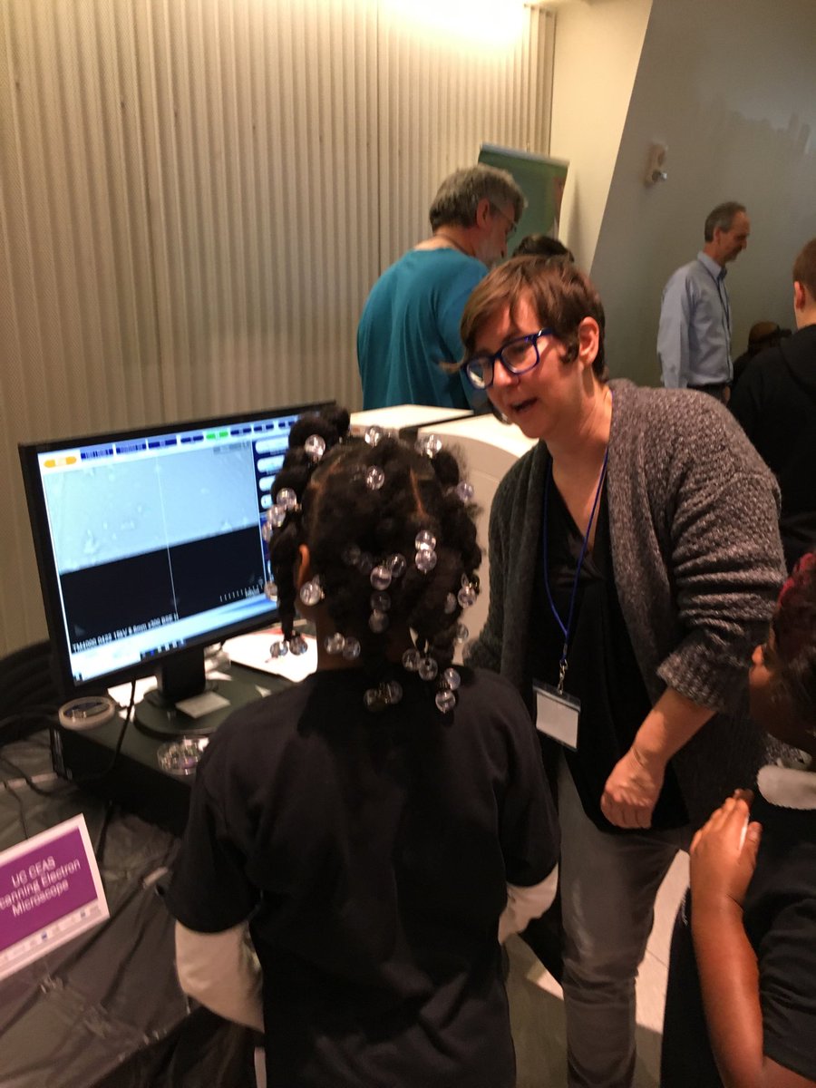 Mcscience348's tweet photo. Students get a chance to look at objects through an electron microscope! Thanks #GCSCstem #myohioclassroom #mthcs #mthealthyproud https://t.co/NnkXkcvQpc