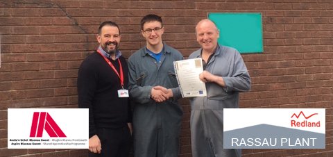 BlaenauGwentCBC's tweet photo. Da iawn Daniel! sydd newydd gwblhau Fframwaith Lefel 3 mewn Peirianneg Drydanol @MonierRedland, a gyflwynwyd gan @colegycymoedd. Roedd yn un o #Brentisiaid cyntaf Anelu’n Uchel a bu Monier Redland yn gyflogwr lletya ers 2015. #AppWeekCymru #AWWales #NAW2019 #Prentisiaethau https://t.co/lhsVgOo27c