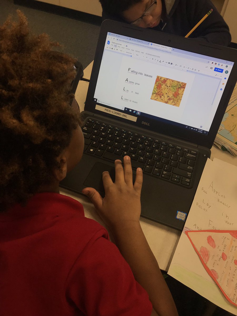 MsGuzman03's tweet photo. Studentโs are adding their poems to their digital portfolio. So, please come out tonight from 6-7pm to see all their hard work! @ReesStars #ReesRocks @@LoveSciTech @AliefTech #ReesDigiDay #ReesTech https://t.co/Y8oP68JFZQ