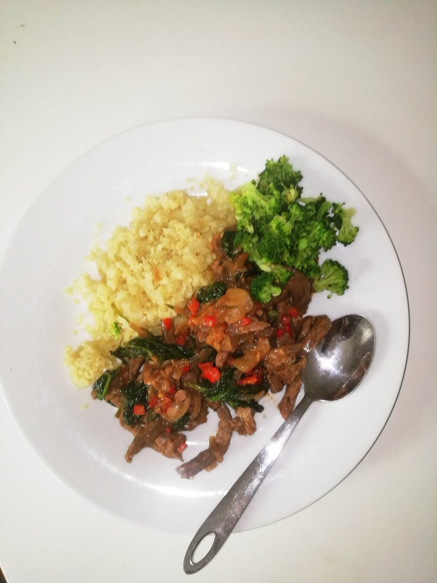 Beef Stir fry with wilted spinach served on a bed of cauliflower rice and a steamed broccoli side fortunatelylife.wordpress.com/2019/03/07/bee…