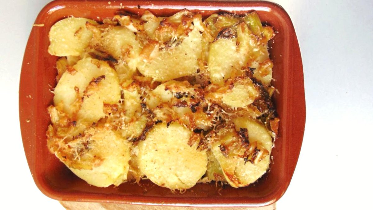 Si estás buscando recetas fáciles y apetecibles para comer más verduras, tienes que  probar este gratinado de patatas y col.
RECETA: tastydetails.com/gratinado-de-p…