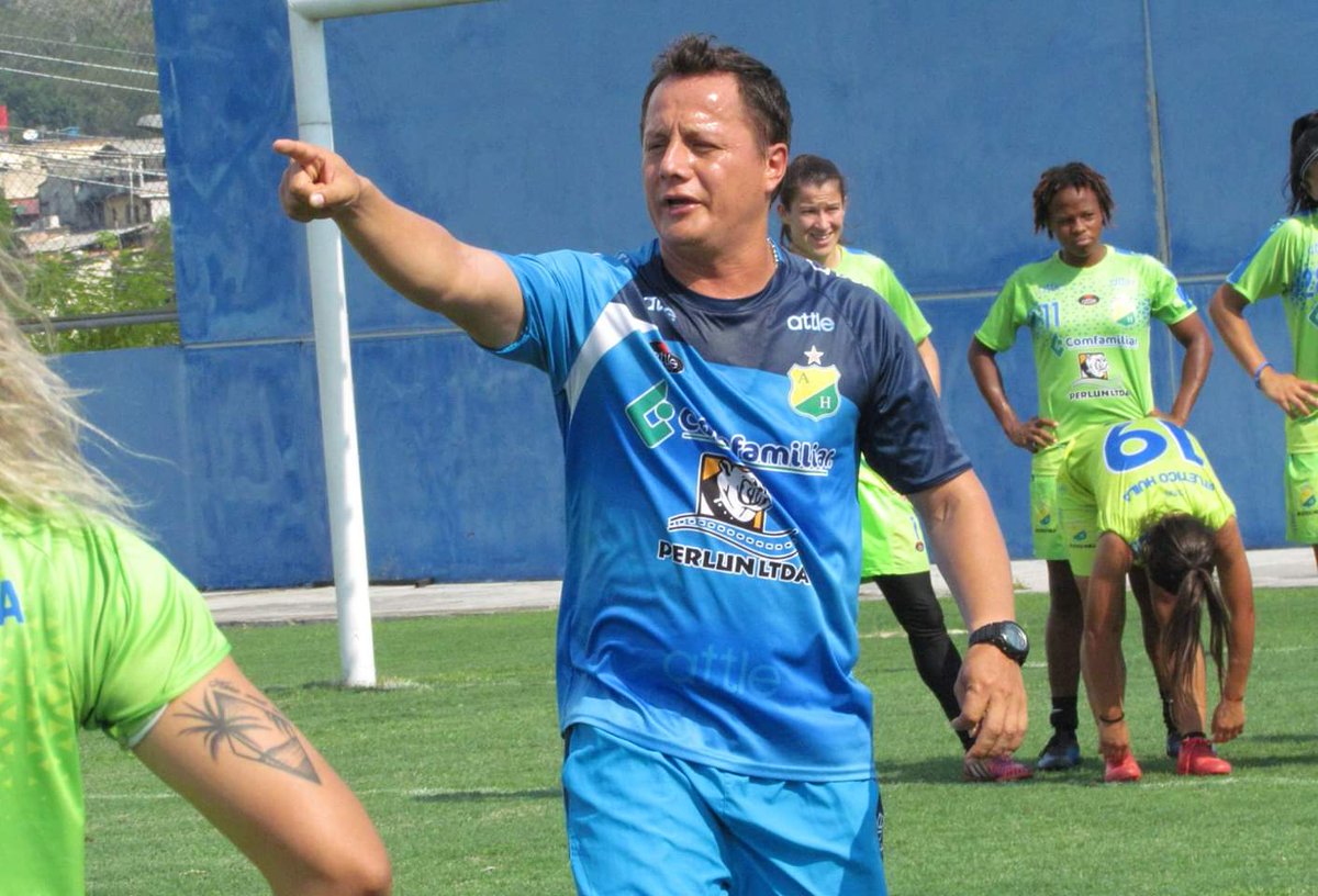 enrenovacionfem's tweet photo. Hoy la familia @AHuilaFemenino extiende un mensaje fraterno, cargado de buenos deseos a nuestro preparador físico, el profesor Robinson Ossa, quien hoy está celebrando un año más de vida. ¡Feliz vuelta al sol Profe! #FelizCumpleaños 🎂🎉 https://t.co/wTZ1uASFVn