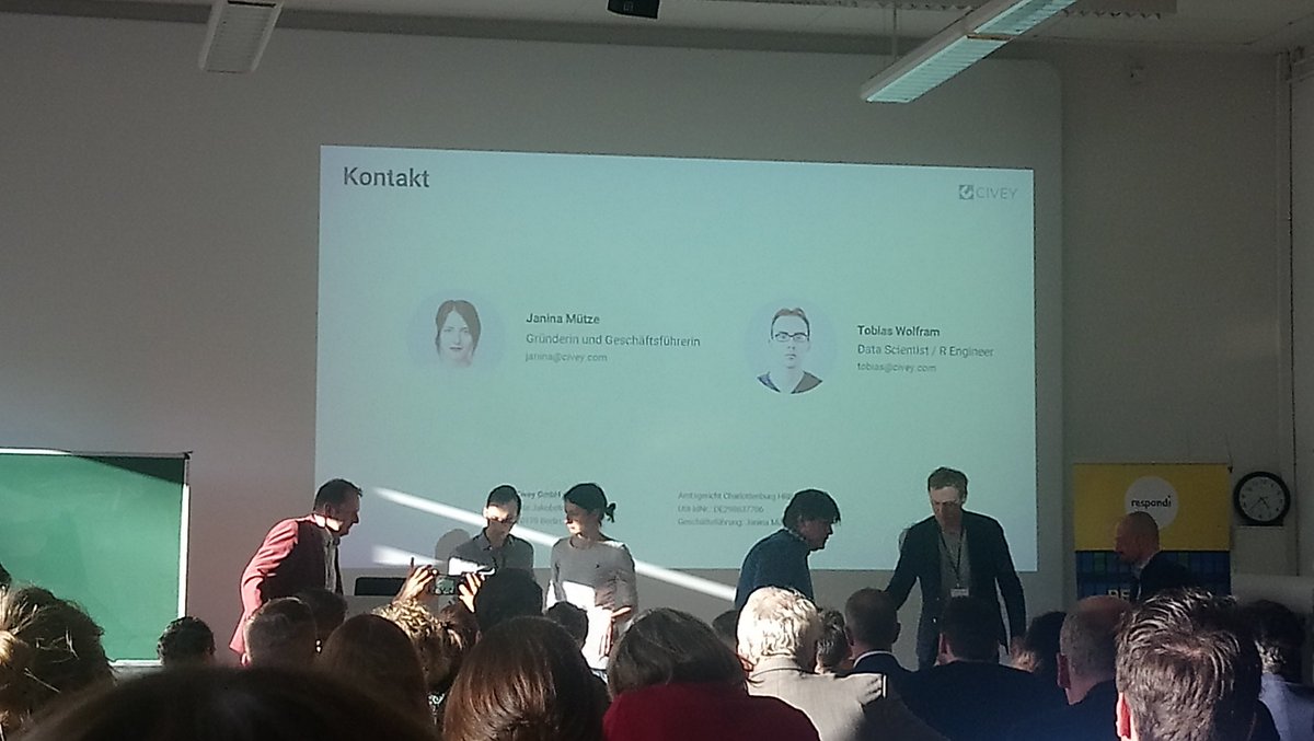 Janina Mütze und Tobias Wolfram stellen das recht komplexe MRP-Modell von #Civey vor, das Repräsentativität in den Stichproben im Nachhinein herstellen soll. Und jetzt geht's in die Diskussion. #GOR19 #Repräsentativität