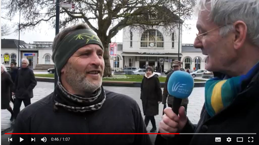 wetterskip's tweet photo. Onze dijkgraaf Paul van Erkelens ging met een cameraman de straat op om met voorbijgangers te praten over de #waterschapsverkiezingen Bekijk het tweede filmpje in de reeks: https://t.co/GJkXbxh6Y1 Jij stemt toch ook op 20 maart? 
#wetterwurk #wetterskipverkiezingen #wemogenweer https://t.co/XtmZCoxZsw