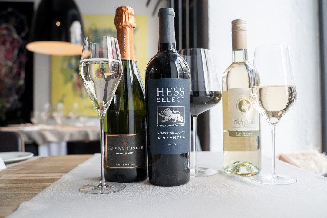 Mīlestība uz vīnu izpaužas dažādi- tā var dzirktīt visaptveroši kā burbulīši šampanieša glāzē, būt intensīva un sildoša kā piesātināts sarkanvīns un vienlaikus gaiša un veldzējoša kā glāze vēsa baltvīna vasaras vakarā!
#gadavīns2018 laureāti martā pieejami ar atlaidēm līdz 30%