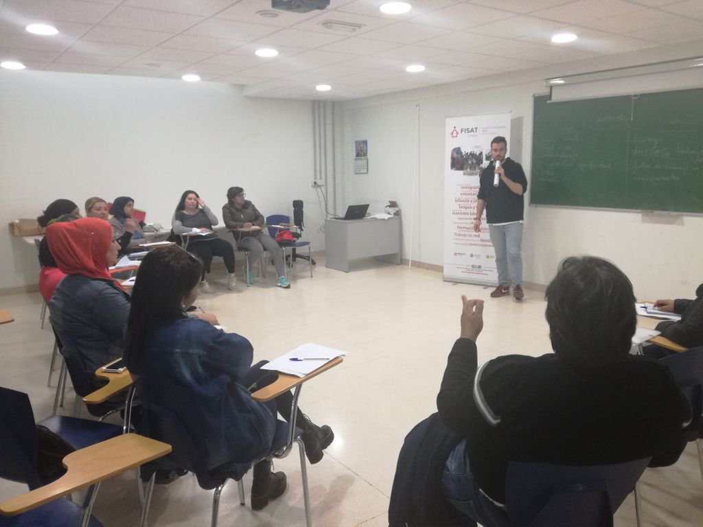 fundacionFISAT's tweet photo. Comienza, dentro del curso de capacitación profesional de ayudante de cocina de #ProgramaAlraso , el módulo de Habilidades (PRE)Laborales, financiado por el #FSE y el @empleogob #alraso #primerolosultimos #empleo #insercionlaboral https://t.co/JnESk8TZeA