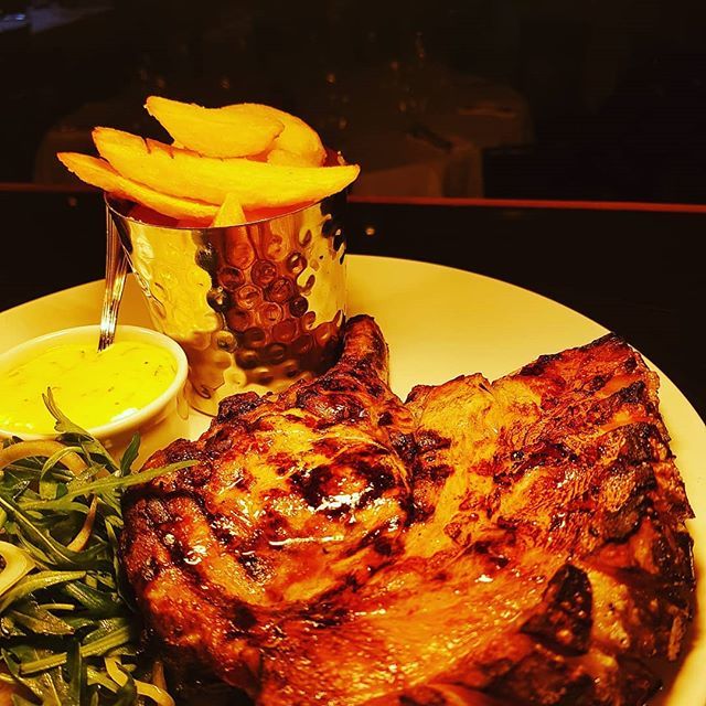 Cracking addition to our linen lunch @deanesmeatlocker . Asador grilled Hannons pork chop with bearnaise and triple cooked chips, hard to beat! #valuelunch #eatdeanes #linenlunch #localproduce ift.tt/2Hh2Spo