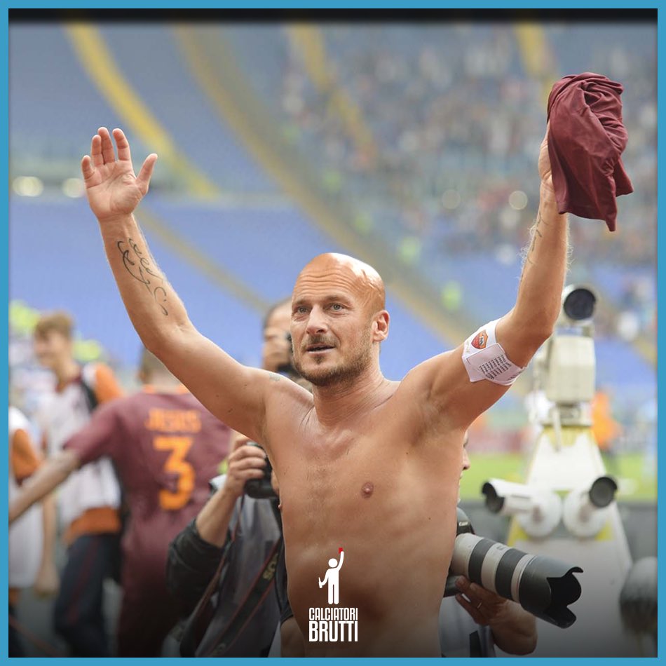 CB_Ignoranza's tweet photo. Se vi state chiedendo cosa sia questa cafonata, oggi è il compleanno di Luciano Spalletti e abbiamo deciso di celebrarlo così. https://t.co/C0j6dmLcq6