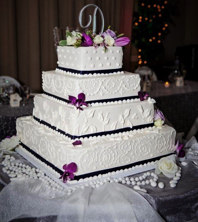 What better icing on the cake than a little #redrose 🌹 #cake #weddingcake #dessert #dessertaddict #bake #baker​ ​#bakery #bakeryking #tomsriver #asburypark #howell #foodiegram​ ​#eatstagram​​​ #redrose #redrosenj