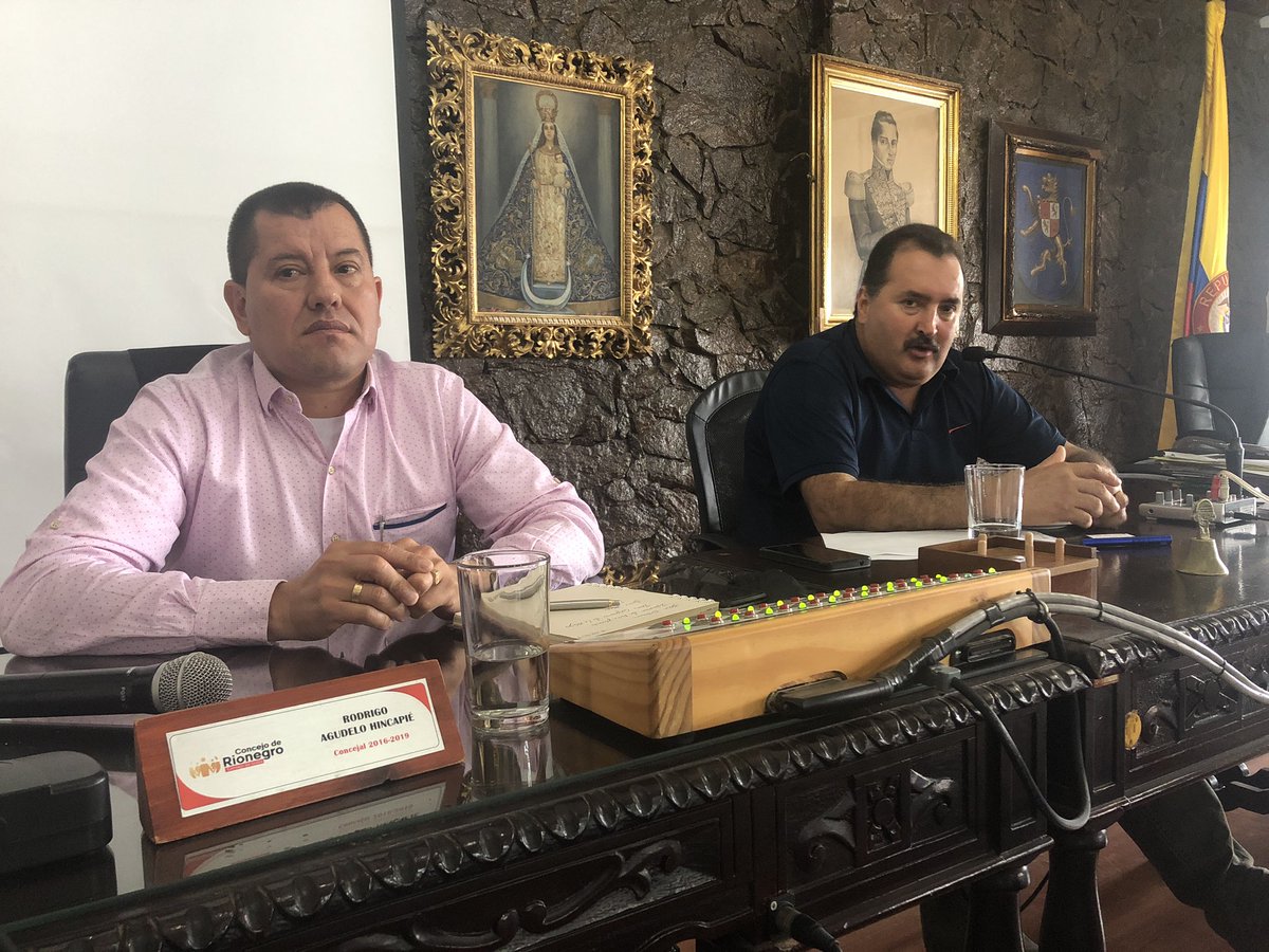 ConcejoRionegro's tweet photo. El presidente de la corporación #ConcejoDeRionegro Alfredo Ospina, felicita la labor de @sapiensfc por su empeño y liderazgo al interior de los gremios de mujeres en Rionegro. #SemanaDeLaMujer https://t.co/wUpi8HlgQa